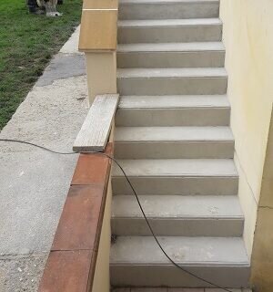 Reconstruction complète d&rsquo;un escalier et Réfection d&rsquo;un trottoir en béton désactivé
